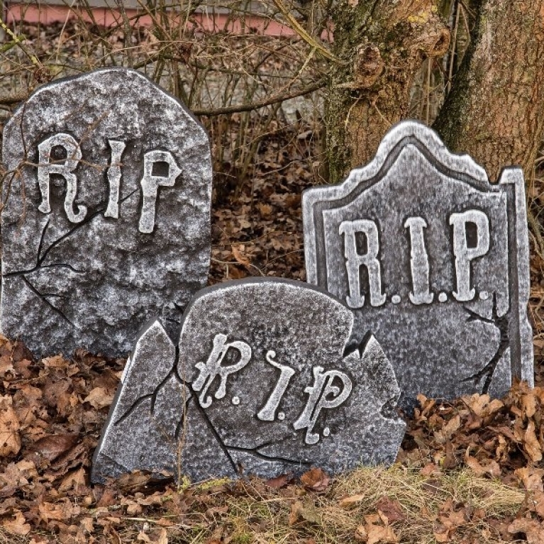 83314676a-lapidi-grige-grey-tombstones-2-568923.jpg