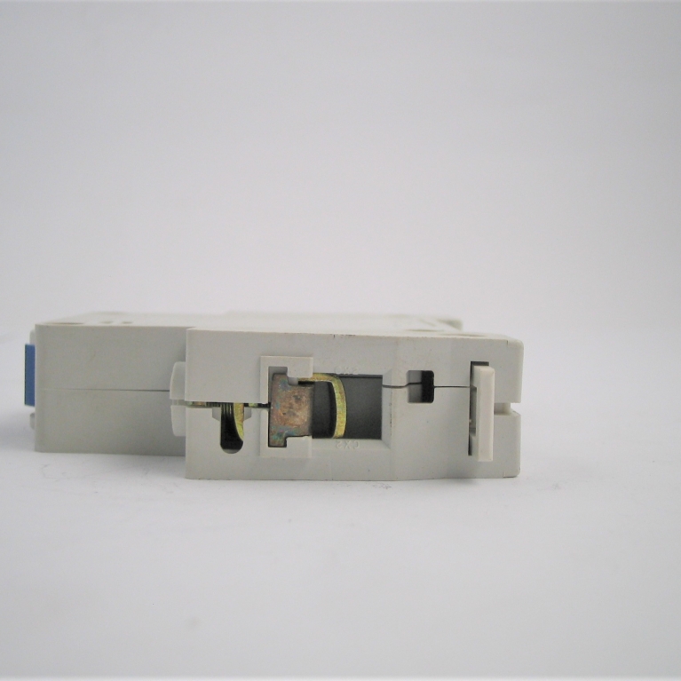 interruttore-singolo-modulare-magnetotermico-400V-6-293408.JPG