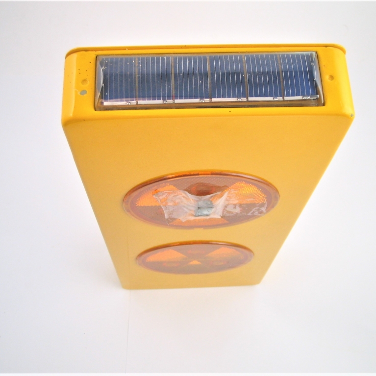 mini-colonna-led-giallo-flash-batteria-pannello-solare-3-215848.JPG